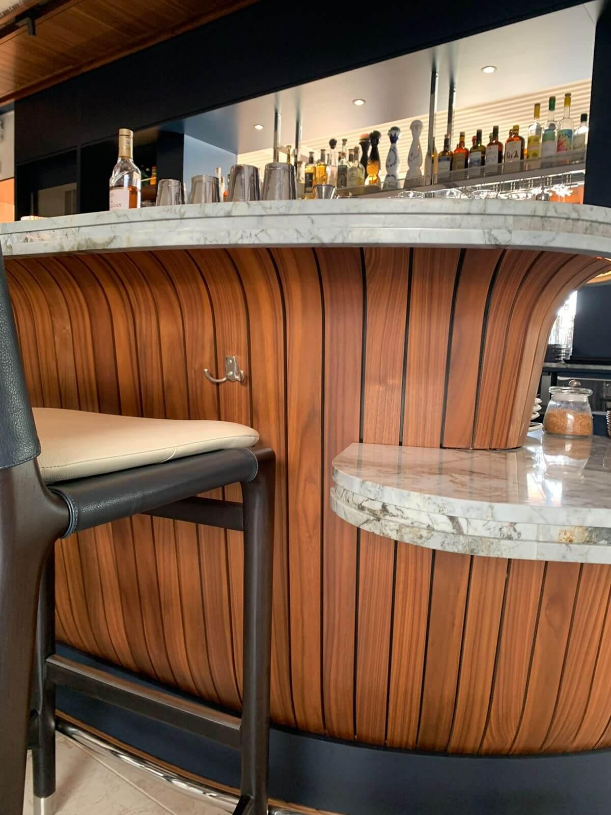 Bar restaurant — comptoir bois et marbre