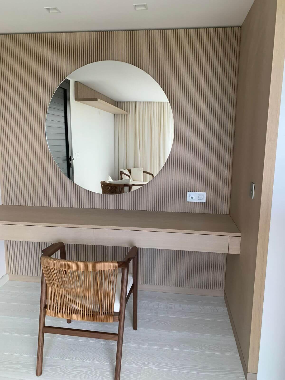 Chambre — coiffeuse et miroir rond sur mesure